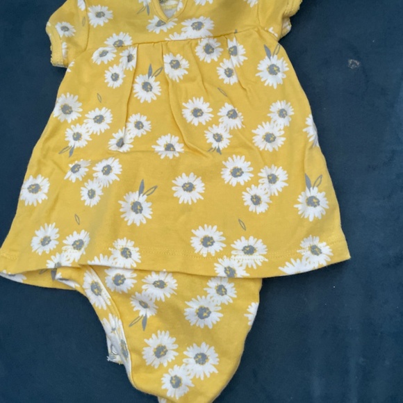 Yellow flower shirt and one piece for your baby and a bow - Picture 2 of 4